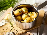Рецепта Лесни варени билкови картофи с масло